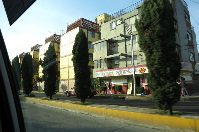 いよいよこの旅の最終目的地であるメキシコ～。<br />治安はあまり良くないと聞いていたけので、空港からはタクシーで。<br />