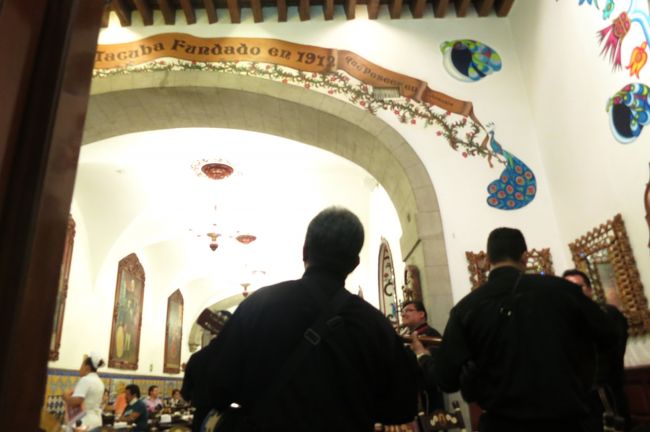 （お店の名前は忘れましたが）店内で生演奏もあってメキシカン♪