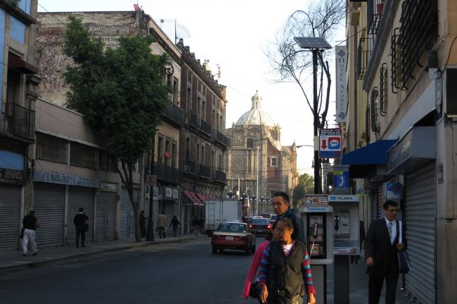 翌朝はドミで現地ツアー手配して効率的に回ることに。<br />朝ごはんはコンビニ調達で。<br />