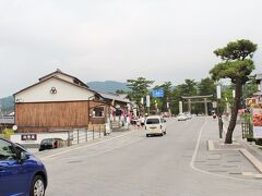 そのままお店に車を停めさせて貰って、、、神門通りをお散歩。
正面に見えるのは、出雲大社の二の鳥居で、そこまでの間にたくさんのお店が立ち並んでいる神門通り。
もちろん、出雲ぜんざいを頂けるお店も山ほどあって、それぞれお店の個性があったりするみたい。