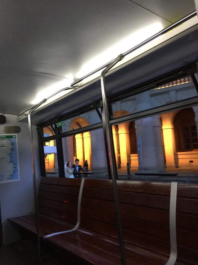 トラムはセントラルのS字カーブにさしかかっていた　その時だった<br /><br />突如花嫁が出現したのだ。<br /><br />僕たちは驚き目を疑ったがすぐ車窓から消えてしまった。