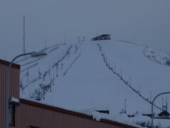 北極圏のスキー場
キールナ駅前のスキー場
雪空で薄暗いです。
