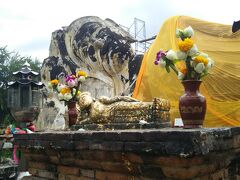 遺跡群の西側にある、涅槃仏像。
ワット・ローカヤスターラーム。
象の前に小さな涅槃仏像があり、金箔が貼られていました。
ここは無料です。