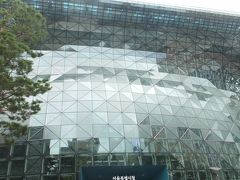 そしてこれが新ソウル市庁。
2012年に新しく完成。
全面ガラス張りのデザインが斬新です。