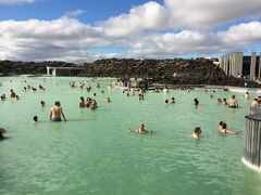 受付でバウチャーを提示し、リストバンドを受け取る。
これが更衣室のロッカーのキーおよび財布代わりになり、退出する際に精算する仕組みになっている。
更衣室に入ってからの順番としては
ロッカーに着替えや貴重品などの荷物をおき、シャワーブースで体をきれいにして水着に着替えて（水着に着替えてから体を洗う人も多かった）、バスタオルを持って温泉へ！
夏とはいえ外は寒く、大急ぎでお湯に浸かる。
（ちなみにバスタオルやビーチサンダルは温泉の手前のタオルかけのところに置いておいたが、盗られることはなかった）

入浴を始めたのは９:２０頃だったろうか。
無料で使えるシリカパック（有料のパックもあった）をしたり、温泉のすみずみまで楽しんだ。
かなり混雑していて、私たちは2週間くらい前に旅行代理店経由で予約してあったが、前日に私たちの前にホテルにチェックインしていた4人家族は「ブルーラグーンに行ったけれど、予約していなかったから入れなかった」と落胆していた。
ブルーラグーンの他になにもないここでブルーラグーンに入れないなんてことにならないよう、とくにオンシーズンは予約が必須だ。

場所によっては私の身長では足が届かなかったり、ぬるいエリア、温かいエリア、岩がゴツゴツしたところもあった。
飲み物のスタンドもあるが、ところどころに水飲み場もある。
そうこうしているうちに10:45、そろそろ帰る準備をしなくては。
