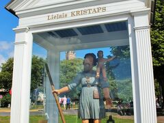 先ほどリーガの歴史と海運の博物館で見たクリストファー像です。

クリストファーは川の渡し役。
夜、クリストファーが運んだ子供が翌朝黄金になっていて、そのお金でリガが造られた伝説があります。
これは２代目です。