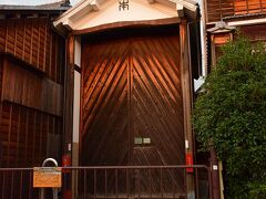 これは山車が入っている蔵です。

犬山はこの大きな山車が街を練り歩く犬山祭（https://inuyama.gr.jp/festival.html）でも有名です。
ユネスコ無形文化遺産にも指定されています。