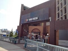 その前に腹ごしらえ。ホントはお気に入りのJAICAのレストランに入りたかったのだが、タッチの差でランチタイムのラストオーダー時間に間に合わなかった。よって今日は向い側のワールドポーターズ。フードコートでそそくさと済ませて、横浜美術館に向かった。