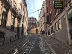 さっそくグロリア線のケーブルカーに乗ることにしました。
坂が多いとは聞いていましたが、本当に急な坂だらけです。
