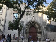 カルモ教会に来ましたが、残念ながら閉館で中には入れませんでした。
イケメンウェイターと夜でも明るいのに惑わされ、レストランで長居をしたのが失敗でした。