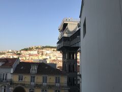 カルモ教会の脇を抜けてサンタ・ジュスタのエレベータに行きます。
いきなり街の景観に異彩を放つ鉄の塊が現れました。