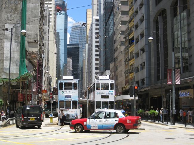 上環のトラム信号を過ぎると右に大きくカーブしマカオ行きフェリーターミナルに<br />向かっていく。