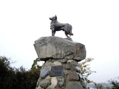 1968年につくられた牧羊犬の像。