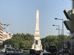 トラムに乗るためにフィゲイラ広場に向かいますが、リスボンには素敵な広場がたくさんあります。
まずはオベリスクが立つレスタウラドーレス広場。
1640年にスペインから再独立したのを記念しているそうです。