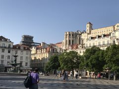 ロシオ広場。
正式にはドン・ペドロ4世広場だそうで、王様の像とブロンズの噴水が目印です。
モザイクの石畳がポルトガルらしくてきれいでした。