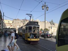 フィゲイラ広場につきました。
トラムの車両はかわいらしいですが、ベレン地区行の15番のトラムは手前にちょっとだけ映っている新型車両でバスみたいな感じです。
大型の車両でWi-Fiもフリーでした。
ベレン地区までは30分ほどかかるので、始発のフィゲイラ広場から乗りましたが、座れてよかったです。