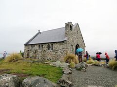 結婚式をする日本人もいるという可愛い教会が湖畔に建つ。「善き羊飼いの教会」ってそのままの訳。