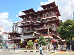 スリ・マリアマン寺院からマックスウェルに向かう途中
台北の圓山大飯店や「千と千尋の神隠し」の湯屋を思い出すような建物がありました。
近づいてみるとこの建物は仏教寺院でした。