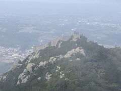 ものすごく速く流れる雲の切れ間からムーアの城壁が微かに見えました。