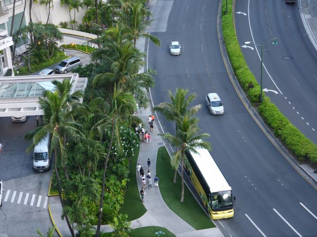 日曜の朝なので車は少ない<br /><br />でも、もう歩いている人もいる！！<br /><br />みんな早いなあ