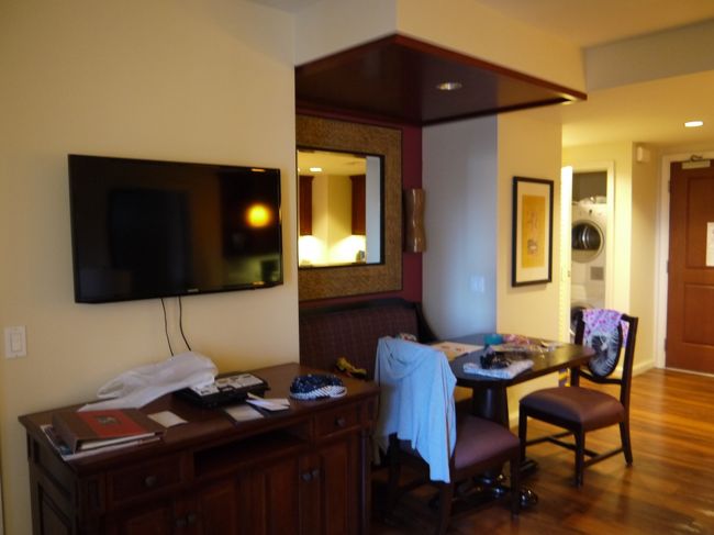 明るくなったダイニングテーブル<br /><br />リビングルームのテレビは小さめだけど壁掛け