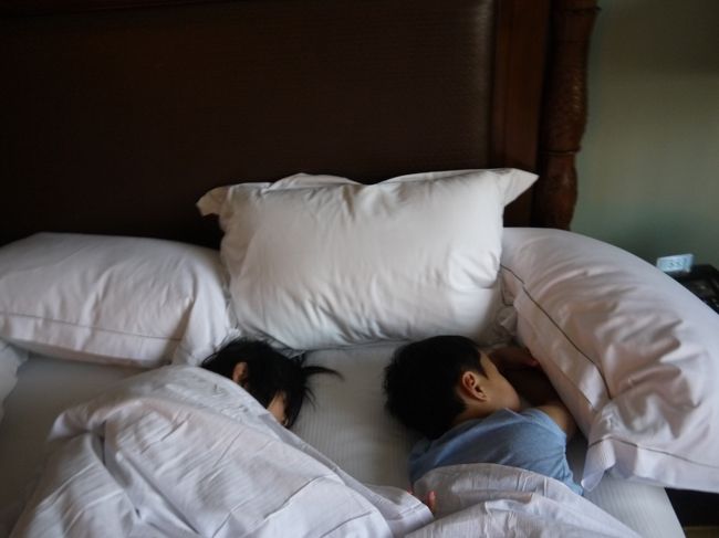 子供達はまだ夢の中・・・( *´艸｀)<br /><br />こっちはキングサイズのベッド１つのマスターベッドルーム