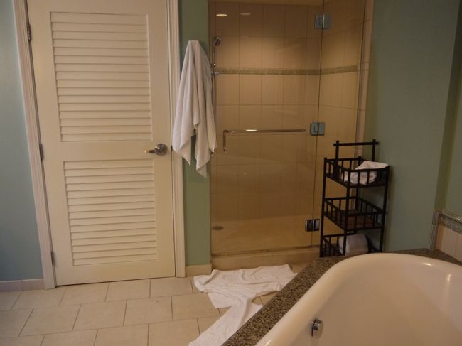 右下にあるバスタブ・・・<br /><br />色んな写真、口コミ見ていましたが<br /><br />確かに　使いづらい(;'∀')<br /><br />昨日の夜、子供達３人をお風呂に入れたら・・<br /><br />タイルがびしょびしょ<br /><br />しかも　滑る！！<br /><br />シンちゃんあたり走って転びそう、と思って、あるだけタオルを敷き詰めることに(-_-;)<br /><br />この造りは・・・子連れには微妙だな・・・