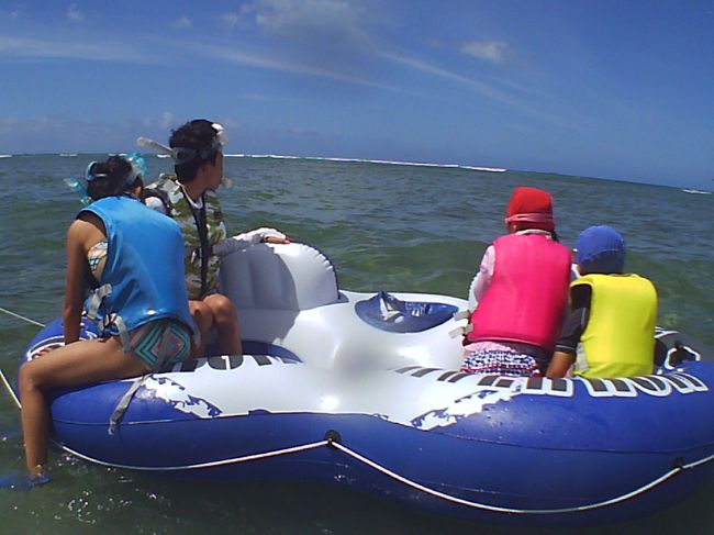 楽しみにしていた浮き輪でいざ海へ！！<br /><br />大きな浮き輪で、子供が4人乗っても全然大丈夫でした(≧∀≦)<br /><br />