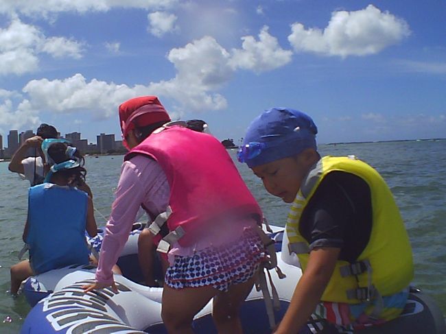 偶然にもＴさんファミリーのMちゃんと我が家のチビ達のライフジャケット、色違いおそろい(*´꒳`*)<br /><br />ちなみにマリンシューズも一緒でした！！<br /><br /><br />お互いネットで、おんなじ時期に探してポチっとしてたんでしょうね！