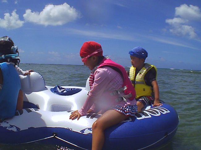 私は泳いでます！<br /><br />浮き輪のヒモをひっぱりながら(^ ^)