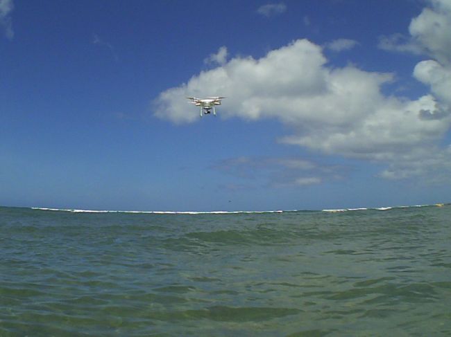 プカプカしてたらセリさんのドローンが飛んできたー(//∇//)<br /><br />みんなで手を振りました！！<br /><br /><br />このドローンの映像がハワチュー動画で流れたのを日本で家族そろって観ました<br /><br />キャーキャー言いながら（笑）<br /><br />上から撮る海はさらに綺麗で、もううっとりの映像でした(*´꒳`*)