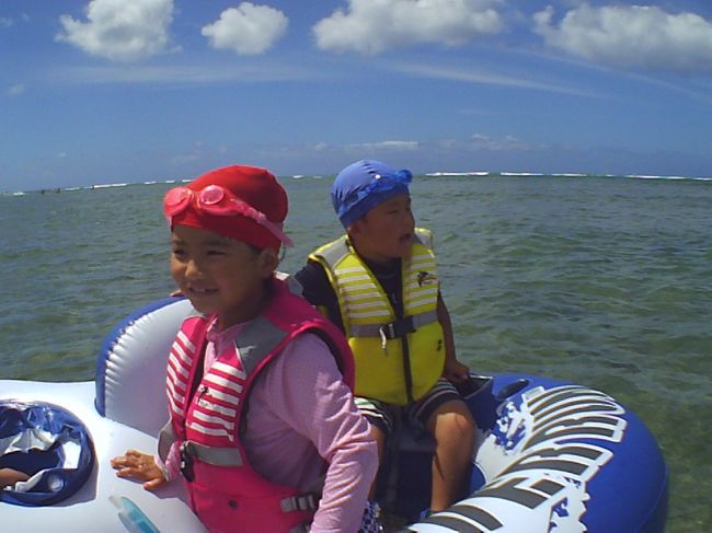 私は泳ぐのにいっぱいいっぱい(^◇^;)<br /><br />子供達が4人でウミガメを探してます！<br /><br />シンちゃんはパパと砂遊び中です