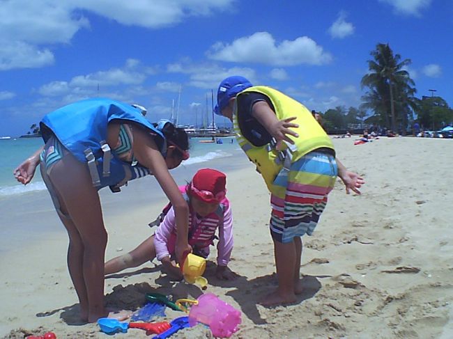 ご飯の後もまだまだ海で遊びたい！！<br /><br />…子供達の強い希望により、引き続き 遊びました(//∇//)<br /><br />セリさんは次の予定があるので、ということで お礼を言って別れました(*´꒳`*)<br /><br />浮き輪がなくても海に入ったり、砂遊びに、楽しく遊びました！<br /><br />初めて会ったMちゃん、Ｊ君ともすごく仲良しになってました(≧∀≦)<br /><br />こんな素晴らしい出会いが出来たのも、セリさんのおかげ(*´∀｀*)<br /><br />本当に感謝です！！<br />