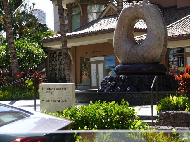 この日、忘れたもの…<br /><br />それはベビーバギー…<br /><br />この時は全然気が付かなくて、空港に着いてタクシーから荷物を降ろす時に気がつきました(^◇^;)<br /><br /><br />時間には余裕があるけど、今からタクシー往復７０ドルかけて取りに行く程高いものではないので、諦めました<br /><br />ましてや空輸なんて！！<br /><br /><br />３９００円で買った安物なんで(^◇^;)<br /><br /><br />気をつけていても何かしら忘れちゃうな…