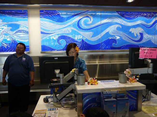 チェックインカウンターはスイスイ<br /><br /><br />今回初めて、ビールを持ち帰るので、カウンターで割れ物タグをつけていただき、同意書(中身が壊れても航空会社は保証しません、的なの)にサインしました<br /><br />お酒自体 持って帰るのが初めてで、「申告とか必要ですか？」<br /><br />と聞いた所、ビールななら申告は不要ですよ(^ ^)とのお答えでした