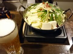 一人でも、博多の夜は、もつ鍋とビールにしたい。
そんな思いに応えてくれる、カウンター形式の一人もつ鍋屋さん。