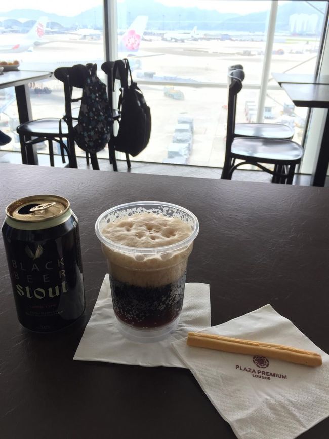 e道の出国はスムーズ。申請して良かった。<br /><br />さぁ今回の旅も終わる。<br /><br />いつものラウンジで乾杯だ。