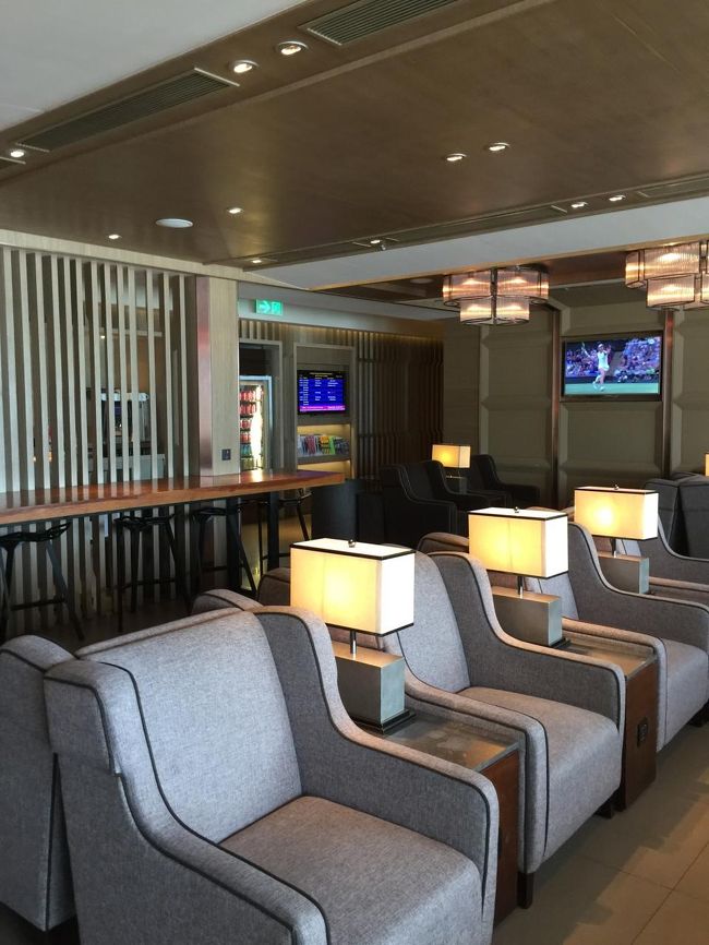 奥の席も空いていたので移動してビールを飲みながら飛行機を眺める。<br /><br /><br /><br />