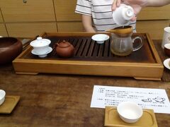 台湾旅で絶対買いたい物といえばウーロン茶な自分。沁園はちょうど他にお客がいなかったので、ゆっくりと紅茶と高山茶を試飲させてくれました。7煎くらいまではおいしく飲めるとのこと。特に4煎目は香りも味も濃くなっていておいしかった。茶葉以外に、茶杓とひょうたんの茶こしを買いました。