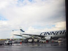 15:20頃ヴァンター空港にほぼ定刻通り到着。
乗り継ぎのためにの手荷物検査は、たまたまものすごく進まない列に並んでしまい、かなり待たされました。
入国審査もやはり、私が並んだ列は全然進まず、乗り換えに間に合わないかとひやひやしました。
何とか間に合ってストックホルムへの乗り継ぎ便へバスで移動。ちょうど雨があがって青空が出てきていました。