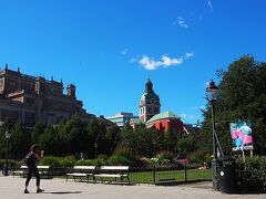 ガムラ・スタンから橋を渡って王立公園南側の入り口。向こうに見えるのはオペラハウスとヤコブ教会と思われます。