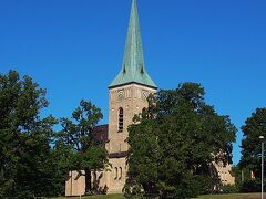 Farstaviken停留所に降りて道路側を向いて見える教会。ポツネンとしたたたずまいがいい感じです。 
ここで、そのまま右側を見ると（つまり降りたバスの進行方向）商店街のようなところがあったので、グスタフスベリもそちらのほうかと思い歩いていってしまったのがまずかった。実は、まったく逆側、少しカーブになっていて先が見えづらいほうにあったのです。バスに乗っているとき、左側を見ていたら気が付いていたはずです。