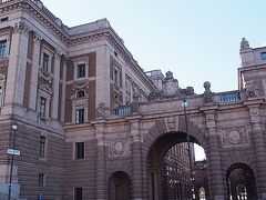 ヘルゲアンズホルメン島の国会議事堂（たぶん）の中庭に入るところ。