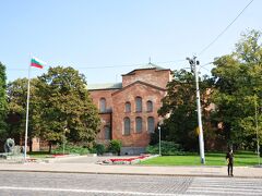 聖ソフィア教会　Saint Sofia Churchは聖アレクサンドル・ネフスキー大聖堂のすぐ隣にあります。ブルガリアで最も古い教会の一つで、その歴史はソフィア市の歴史と深く結びついています。現在ソフィア市のシンボルの一つとなっています。


