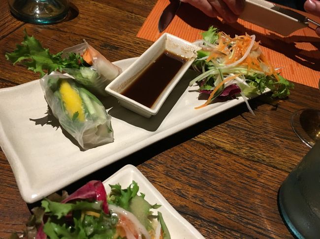 生春巻きを注文しました。生春巻きは、パクチーが効いてます。私には、パクチー多すぎでした。