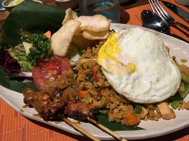 ナシゴレンは想像していたよりも辛くなくて、とても美味しかったです。多分外人向けに辛さを控え目にしているのでは？