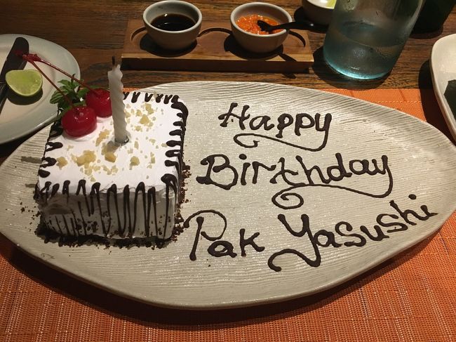 夕食を終えて寛いでいると、スタッフの方が『ハッピーバースデー♪』と共にケーキを届けてくださいました。嬉し恥ずかしなひと時でした。