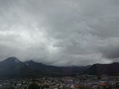 朝ホテルから外を眺めました。
山に囲まれている様子がよくわかります。
雲が立ち込めていて、小雨の天気です。