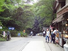 草津温泉へ行く前に軽井沢を通り抜け、白糸の滝を見に行く事に。10：00頃で駐車場、かなり満車に近い。軽井沢から来て、最初の無料駐車場で1台空いてはいたが奥にも200台ありの看板があったのでスルー。これが失敗。全然ない。結局一番奥まで行く羽目に（まあ、たいした距離ではないですが…）。テクテクこの写真の所まで戻ります。
