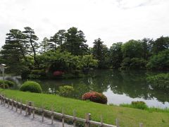 【 兼六園 】

兼六園は、言わずもがな知れた『日本三名園』の一つで、広い霞ヶ池を中心にした池泉回遊式庭園となっています。
前述した辰巳用水からの水が、この高台にある池を潤しています。

池の中には蓬莱島と呼ばれる浮島もありました。

